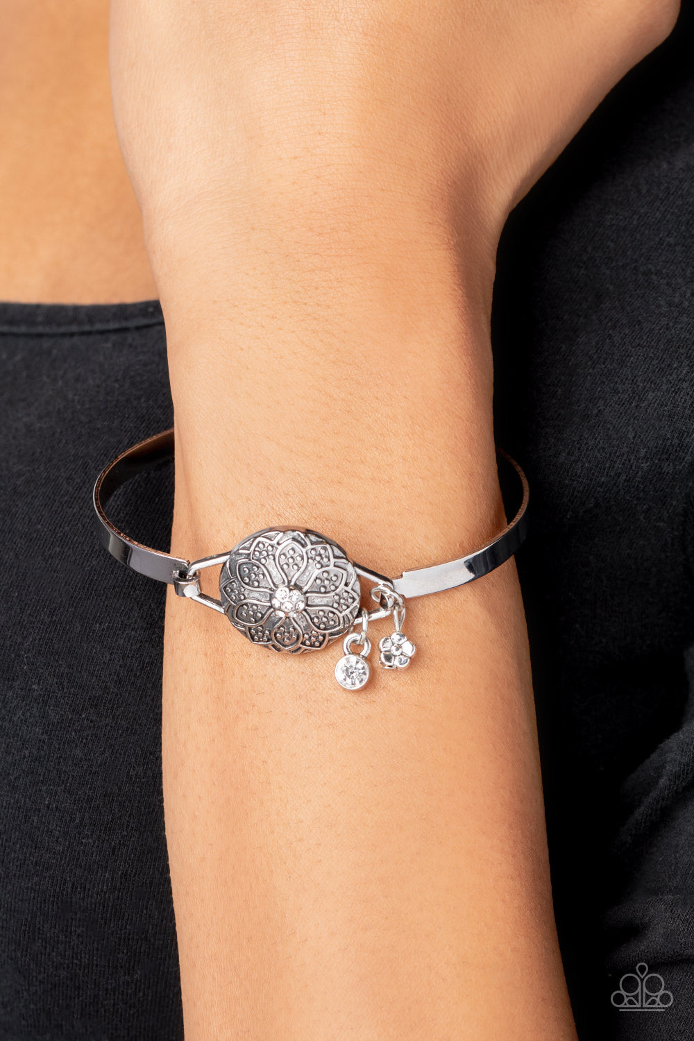 Paparazzi - Fleur de Prairie - White Bracelet