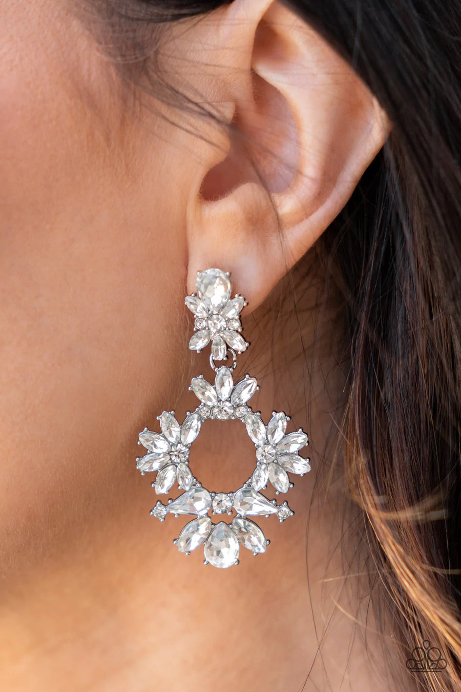 Paparazzi
"LEAVE THEM SPEECHLESS" White Earrings