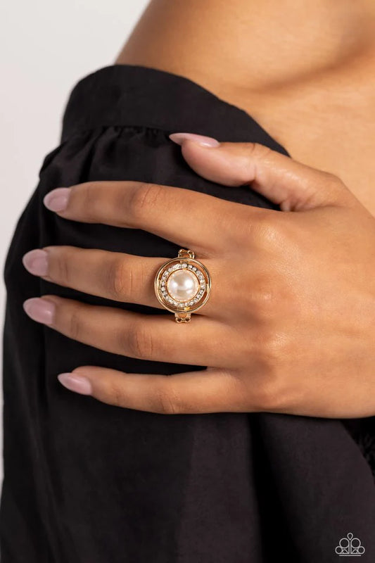 Paparazzi Ring ~ Chic Center - Gold