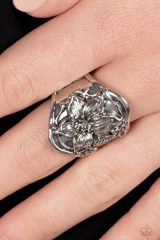 Paparazzi Ring ~ Hibiscus Harbor - Silver